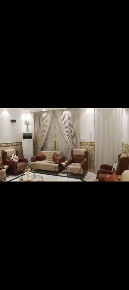 سلام عليكم شباب بيت 190 متر واقع حال 200 متر ضياء الحلفي المربع الذهبي البيت ديكورات وفول كامل من كلشي و الي يحب يراسلني ادزلة مقطع تصوير البيت كامل ***********
