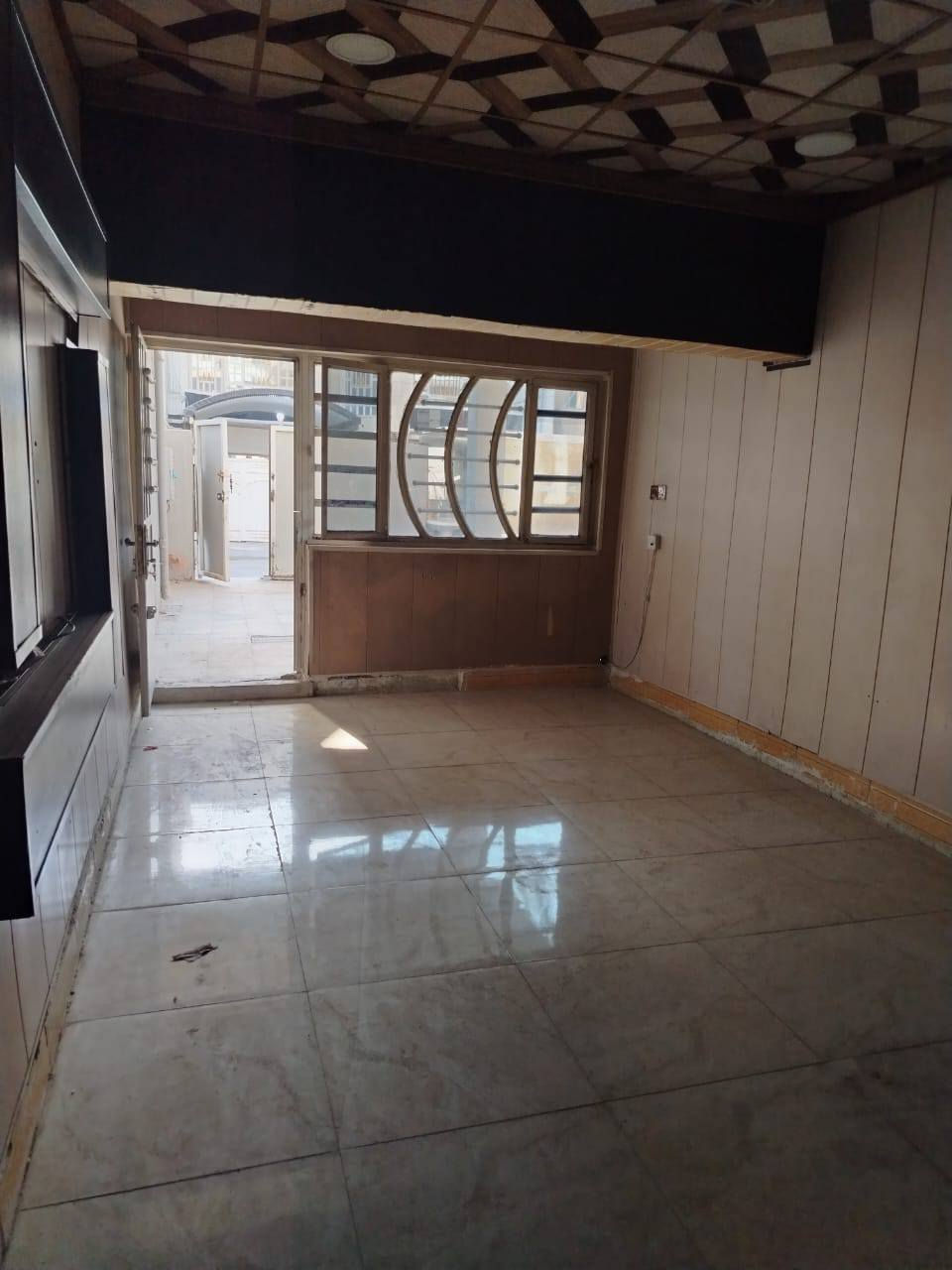 دار للايجار في الدورة شارع 60 قرب حسينية الصدريين مدخلين وكراج كبير وخدمات خارجية 3 غرف نوم وحده جوه وثنين فوك وحده منهن سويت ومطبخ ومنور واستقبال وخدمات وسطح 
الشعر 600 قفل 
*********** واتساب
