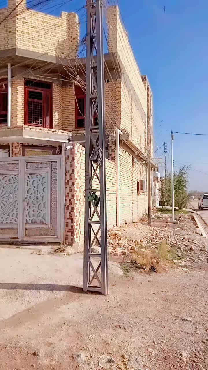 سلام عليكم اخوان بيت ركن حي الباقر كونكريت على ساحتين مساحتة واقع حال 133 متر العرض 6 ونص والطول  20 سنة البناء 2022 كافة الخدمات الطابق الاول غرفة واستقبال ومطبخ وصالة  وصحيات داخلية وخارجيةالطابق الثاني 3 غرف وحمام وصحيات عوزة لباخ وبياض  كهرباء بواري دفن ومجاري  وماي  السعر 150 وبي مجال قليل ***********
