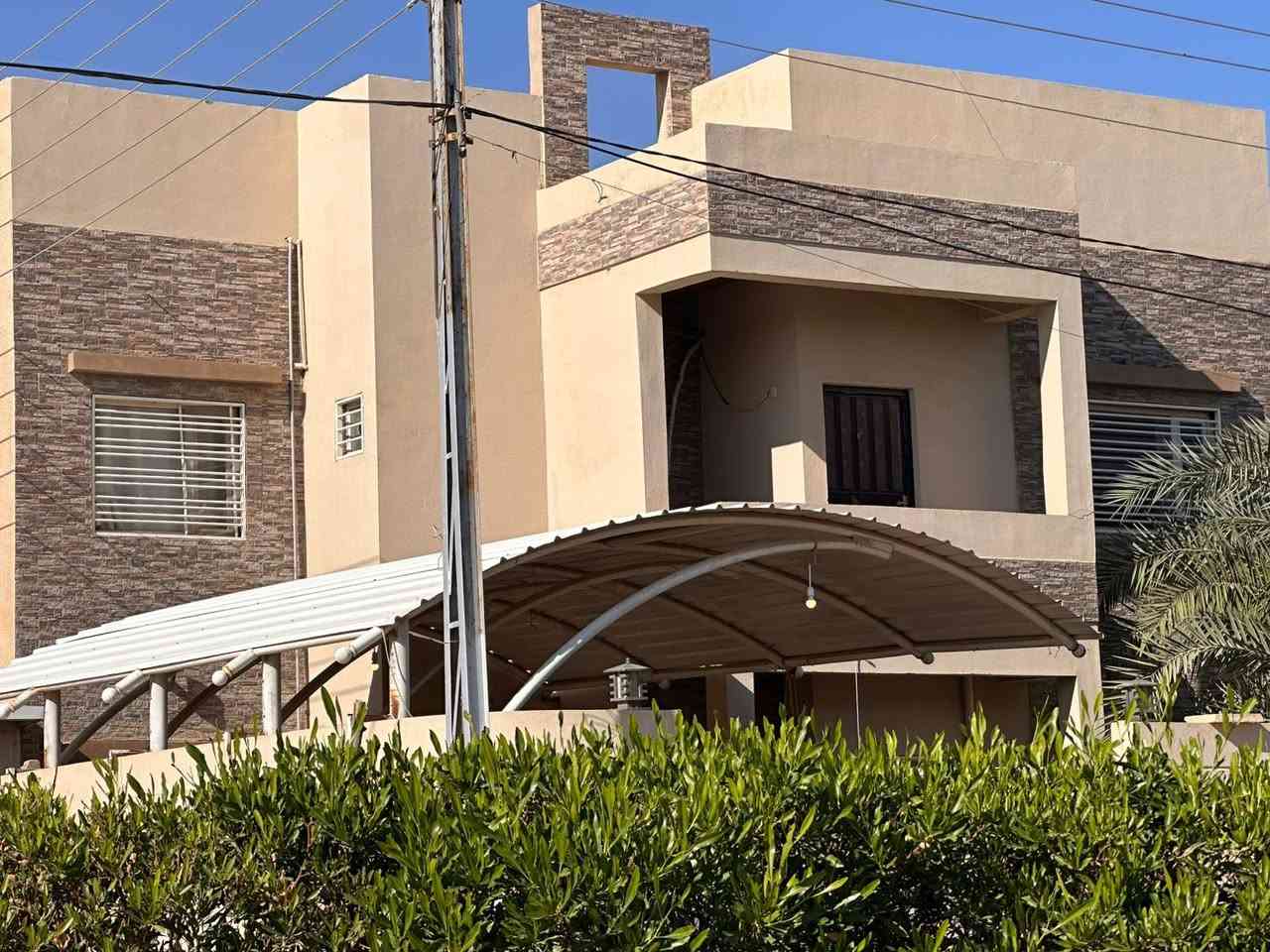 دار للبيع مساحة ٢٥٠متر ركن شارع ٢٠ 🏠
الموقع :تكريت /مجمع الجوهره 
يتكون الدار من ثلاث غرف نوم الطابق الاول غرفة نوم صالة وسطية استقبال مطبخ حار بارد صحيات مناور  حديقة 
الطابق الثاني غرفتين نوم السطح شتايكر 
ثلاث حمامات 
للاستفسار الاتصال على الرقم 👇🏻 
 *********** وتساب
