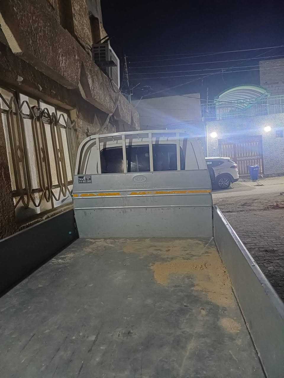 كيا حمل بنكو محرك 2700موديل 2017السياره بأسم والدي. جاهزه من الاخير بيه بارد فقط بلباب مال العبري والتبريد فقط نقص غاز.  تخم تاير جديد محرك جديد اكسل جديد وضع الشركه سنويه جديده ماساقطه.
العنون النجف.  حي الشرطه.  
السعر. 118وبيه مجال بسيط حك الجيه.  سياره مامتعوبه. استعمال شخصي فقط.  . اخوان اني مكلف بنشر اتصل على هدا الرقم
***********
