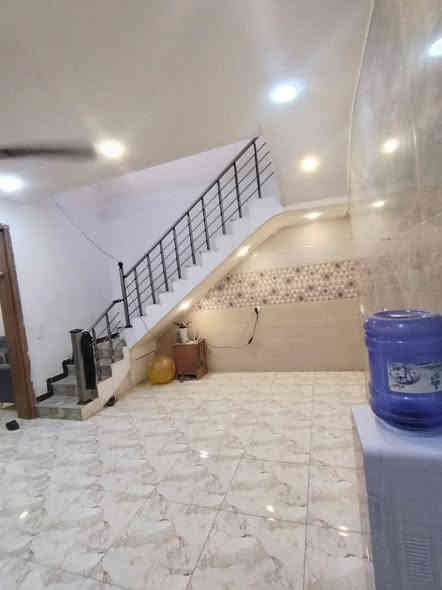 السلام عليكم  بيت للبيع بداية هورجب خمس دقائق على الدوره شارع 60 البيت صاير مجمع ارض النخيل الثاني وره المحطه الأرزاق المنطقه كاملة  من كل شي سند 25 اصولي قرار قاضي  مي انترنيت شوارع مبلطه عرض الشارع 12متر سحب ذهبي  96 متر جبهه 6وربع
نزال 16 طابق ونص بناء طابوك يحتوي على غرفتين نوم الطابق الارضي استقبال ومطبخ مفتوح على الصاله كما موظح بل الصور وغرفة نوم والخدمات أما الطابق الثاني غرفة نوم سويت البيت بي سطحين شتايكر كامل الفوك والجوه  السعر 90 وبي مجال  علما اني صاحب البيت ملاحظه 🌹 الجوارين ذهب  سبب البيع ظرف خاص   اتصل على الرقم ***********واتساب
