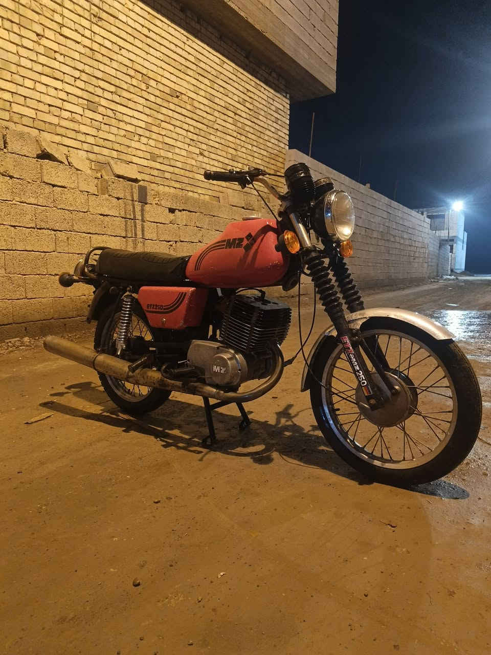 السلام عليكم دراجه 82كصه واحد لحيم مابيها بس بالخشم مكينه ناعمه مابيها لاصوت ولاش غراضها اغلبيتها الماني كشن جديد ودبلات وره وكدام واشاير كهربائيات كلها شغاله هورن بكلايت داينمو ارميجر سعر مليون و200وبيها مجال مكاني دجيل***********
