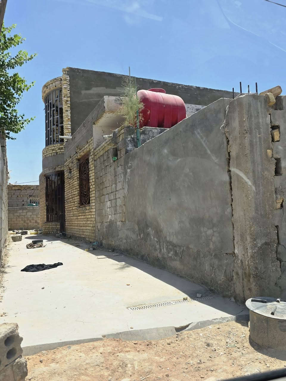 بيت في حي الامين نزلت ابو عباس ابو لماي تبليط اومجاري كامله زراعي مشمول بل تطويب بناء حديث كونكريت مسلح كله مبني ١٥٠ متر او ١٥٠ هيكل بس كامله  باقي بس جام اوصبغ ..ملاحضه البيت مساحته الكليه ٣٠٠متر مربع ١٥٠ كامله بس تكعد بيه يحتوي علا غرفتين اومطبخ حته صبغ مصبوغ ول مشتمل الثاني بس صبغ اوجام .. ستفسار ***********
