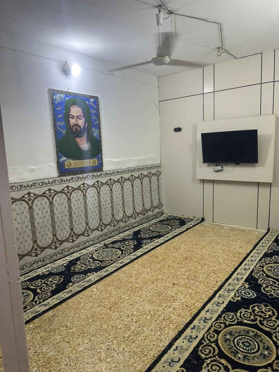 دار للبيع المساحه 100 متر دولان يحتوي على غرفه وصاله وستقبال ومطبخ وصحياة وحمام العنوان حي العسكري الثانيه قرب جامع الحسين ع مرجعة مكتب الكعبي للعقار *********** وتساب اتصال
