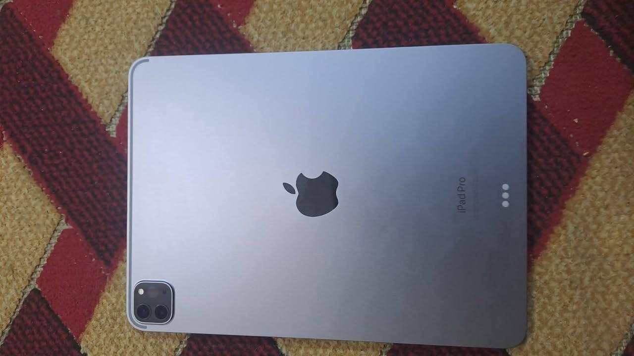 سلام عليكم 
الغني عن التعريف 
iPad Pro(M2)11بوصة 
الجيل الرابع 
ذاكرة 128
بطارية بداية الثمانين 
نضافة 100%
مابي ولا شخط 
مامبدل بي شي ولا داخل صيانة 
غراضة كاملة (كارتونة وكيبل شاحنة اصلي مالتة وكڤر ) وهدية راس شاحنة اصلي 
سعر : 600 وبي مجال خادم للطيبين
العنوان : بغداد الزعفرانية 
للتواصل: ***********
متواجد واتساب وفيس
