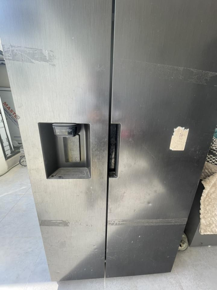 سلام عليكم ثلاجه  سامسونك كدامك واضحه بل فديو جديده.  طفت عله غفله والله ماعرف شنو بيه     مصار شهرين من اشتريته وخليته بلطرمه ولا جبت مصلح اريد ابيعه ولحد يكسر بحلال العالم  اغلبكم بيش سعره هي هاي الثلاجه بخاخ صانعه ثلج  صفحه مجمده وصفحه ثلاجه سعره من الاخير وخسرران الله يشهد  سعره ٥٠٠الف الشراي جاد بدون عمله يتصل ***********
