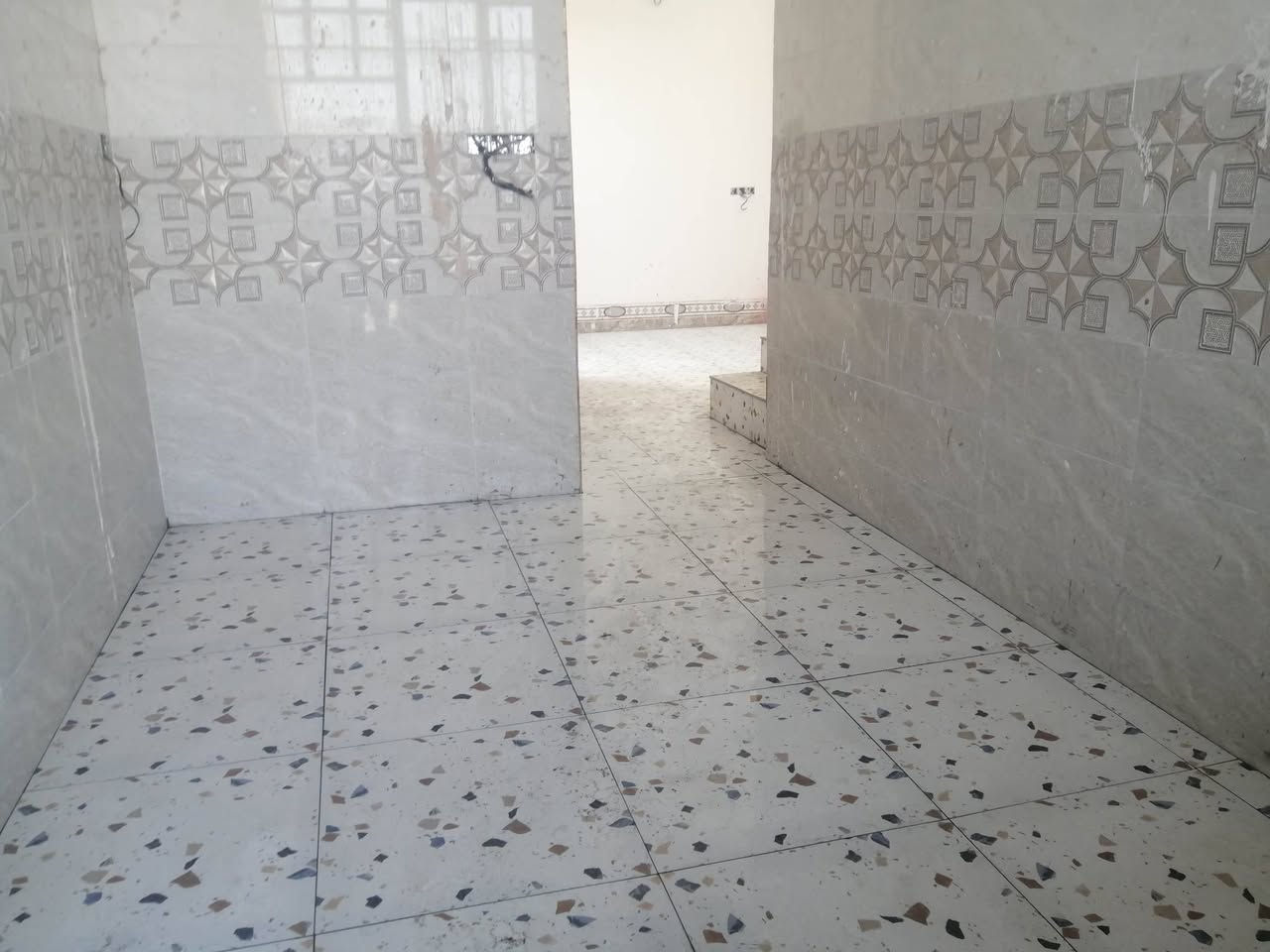 السلام عليكم ورحمة الله
مشتمل 125 م واجهة 6.25 &20

شارع 10 متر قريب من تجاري

خدمات ماء و كهرباء ..نت.. مولد 

عقد زراعي بيه معاملة طابو

بناء بلوك 2024 كامل عدا الواجهية

قرية المختار قرب جامع الخناجرة

السعر 40 وبيه مجال 

للتواصل ***********
