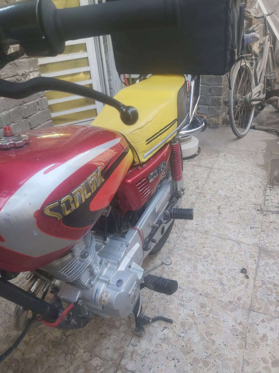 السلام عليكم
ايراني ٤ كير سولنك غطاس!  موديل 2022( اوراق اصولي)
مبدل فقط بستم اصلي و شغل درجة اولى.
و تبديلة دهن يورال الهولندي كل اسبوعين.
كلجات و ملف و فراك كلج و دشلي محرك كلهن جدد و شرط اصليات.
نضافة داخلية و خارجية فول كدامك صور. 
مال دلفري شغل واطلع كلشي بيهة جاهز.
دراجه عمر مابيهة اي نقص.
شغلات الجدد ، بنزات خلفية ، زنجيل ، جاملغ امامي ، بلك ، سويج ، قمجيات كامله ، ستاند موبايل ، صندوك اصلي ، صينيه زنجيل ، جوب امامي و خلفي ، تاير خلفي ، دشلي خلفي ، ربلات حديد..
مابيهة اي نقص عدا باتري كاعد و بوربرن صدر فقطط.
السعر : 400 الف قفل.
رقم اتصال او واتساب : ***********.
مكاني بغداد العبيدي شارع جامع.
