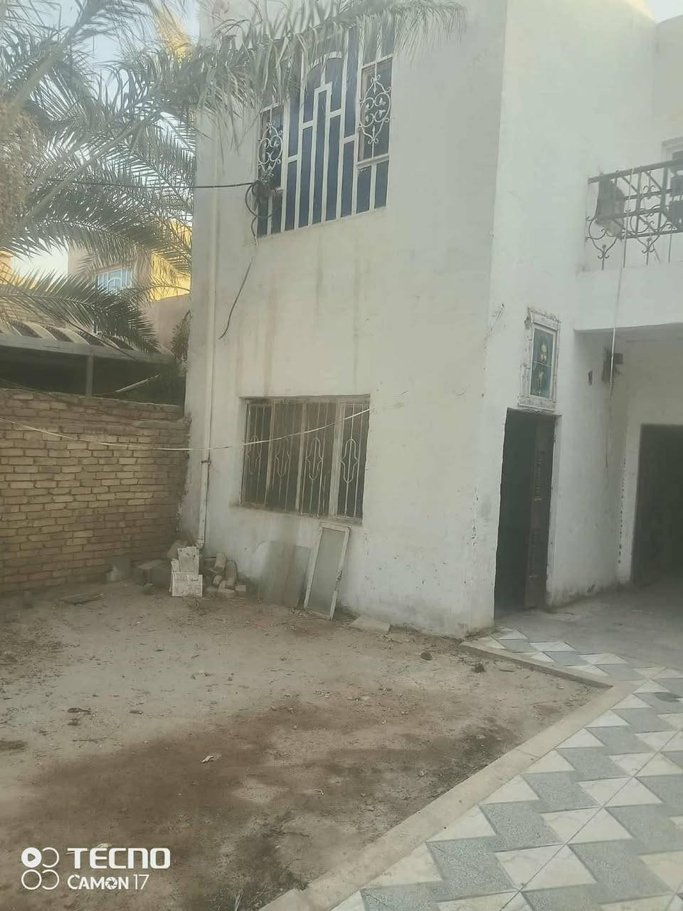 # بيع مستعجل #دار_للبيع طابو صرف الموقع في حي الوحده قرب مدرسه الجماهير ، خاصة مع عرض الشارع كبير. مواصفات المنزل تشمل:
- المساحة: 245 متر مربع.
- التصميم: طابقين.
- الغرف: 4 غرف نوم.
- الصالات: صاله/استقبال
- المطبخ: متوفر.
- الحمام:2 حمام
- إضافات: كراج وحديقه. 
———————————————————
🔺#للاستفسار مراسله واتساب ع الرقم او اتصال ***********
—————————————————————
*ملاحظه السعر 160 وبي مجال *تم ترميم المنزل قبل فتره
