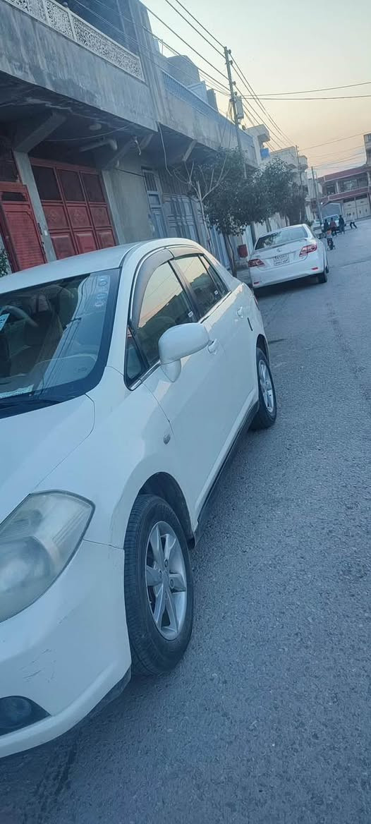 تيدا بؤفرؤشتن مؤديل 2007
ساره كه زؤر خاوينو توندو تؤله  گير حاديه  
يه ك جه مه له خى دواوه ى لا ى سه كنى هه يه له گه ل سن دوق ما با قى هيجى نيه سحرى ٧٧ گه لاو مه حامه له 
***********
***********
