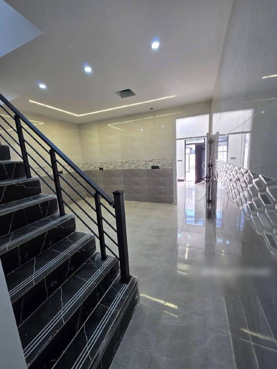 دارين للبيع مساحة الدار الواحد/100/متر طابق ونصف بناءصفر
عنوان:حرية
نوع العقار:طابو
فول مواصفات:فول كاشي وسقف مغربي ونظام دكت تبريد مركزي 
محتويات الدار:استقبال،هول ومطبخ حار،صحيات،وغرفة نوم،درج داخلي 
موقع مميز
سعر:١١٠ مليون وبيها مجال 
للاستفسار مراجعة مكتب النورين للعقارات والمقاولات أو الاتصال على الارقام التاليه:*********** واتسأب
