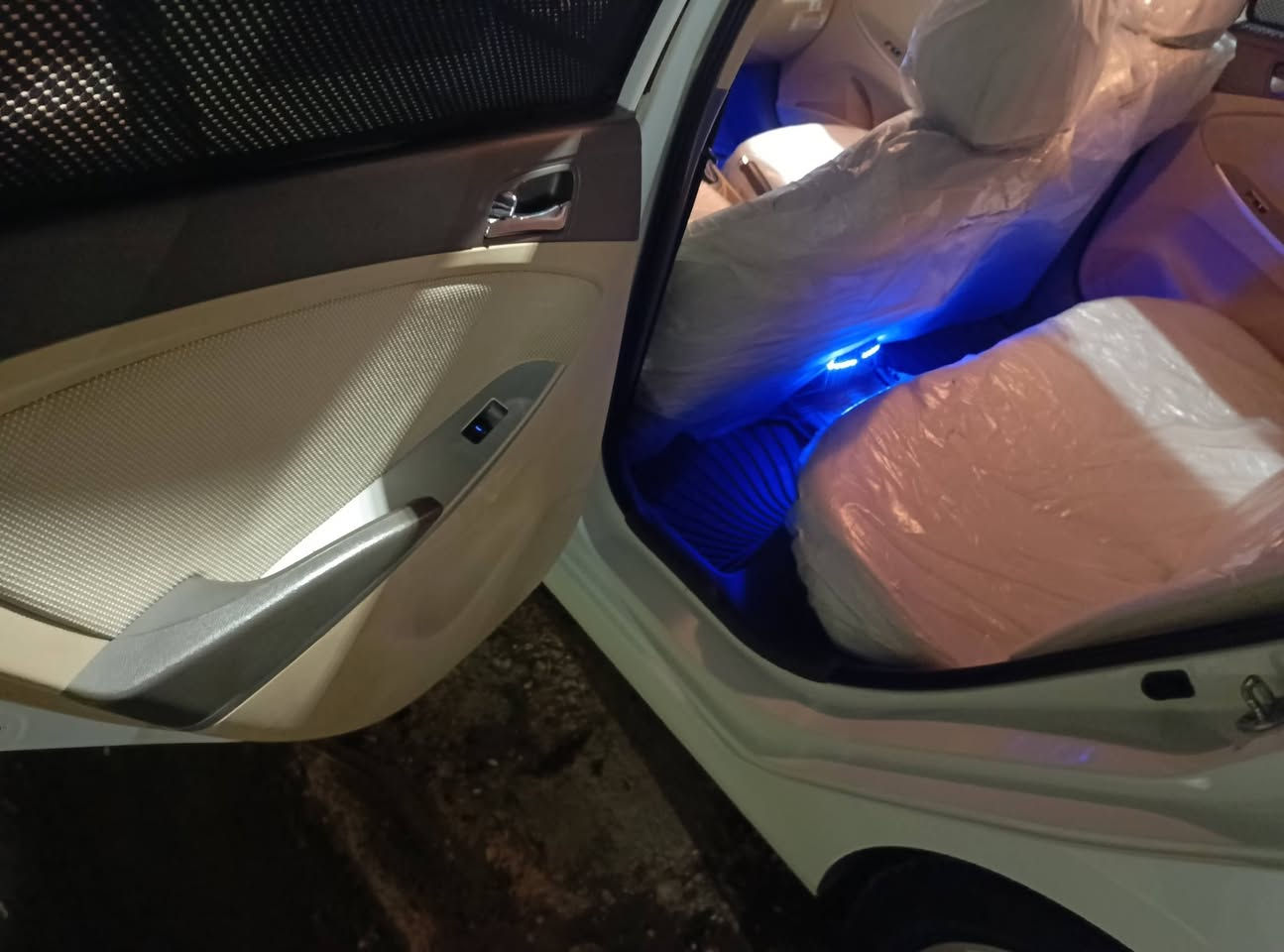 سلام عليكم.. اكسنت مضلع كوري مديل 2014  ماشيا 128 كيلو متر رقم اربيل راعيها بل موصل شرط تحويل السياره بدون صبغ بيها اربع اصابع بارد جوه البك ليت وبيها شخط بل جاملغ اليسار واضح ما مصلح يعني اذا تريد صلحو مسحت كرت مو مال صبغ او تقليم... السياره تخم تايرات جدد مكينا وكير شرط لا صرف ولا نفخ ولا مفتوح شرط.. مكينا دوش كير اي تي المرغوب تايا السبير ما نازله والله . . السياره جديده وخير من الله السعر (115) $او بيها مجال خابر وتدلل 🌹 رقم الهاتف (***********) مكان السياره جانب الايسر
