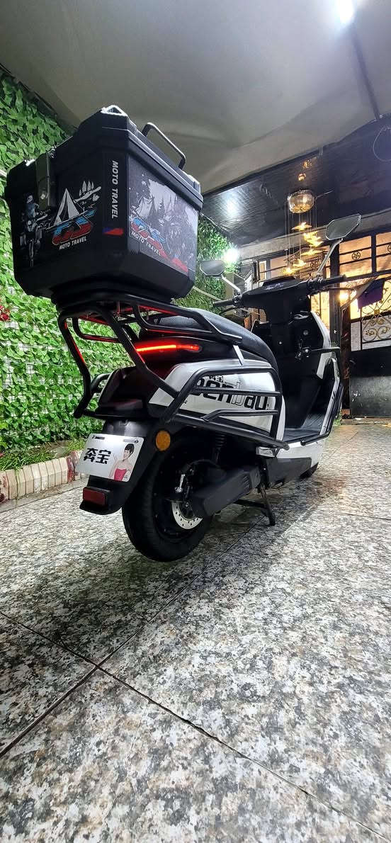 السلام عليكم..دراجه كهربائيه _تيسلا _مستخدم ..مكفوله من الشخط ..وضع وكاله..السرعه _ 90_ الملف 2000.SPORT...المواصفات.. مزود بنظام التحكم في الجر (TCS) لتعزيز الأمان والاستقرار. 
نظام الأمان: يستخدم نظام TCS (Traction Control System) لمنع انزلاق العجلات أو دورانها بشكل مفرط، خاصة على الأسطح الزلقة أو أثناء التسارع المفاجئ. 
الميزات: يراقب النظام سرعة العجلات ويقوم تلقائيًا بتقليل طاقة المحرك إذا اكتشف فقدانًا في التماسك. 
التصميم: يتميز بتصميم عصري مع إضاءة أمامية واضحة وصندوق تخزين خلفي. 
الاستخدام: يوفر هذا النظام ثباتًا أفضل على الطرق المبللة أو غير المستوية. ..السعر (900) قفل ...مكاني بغداد الشعب قرب محكمة الشعب...الشراي يتصل..***********...واتساب موجود
