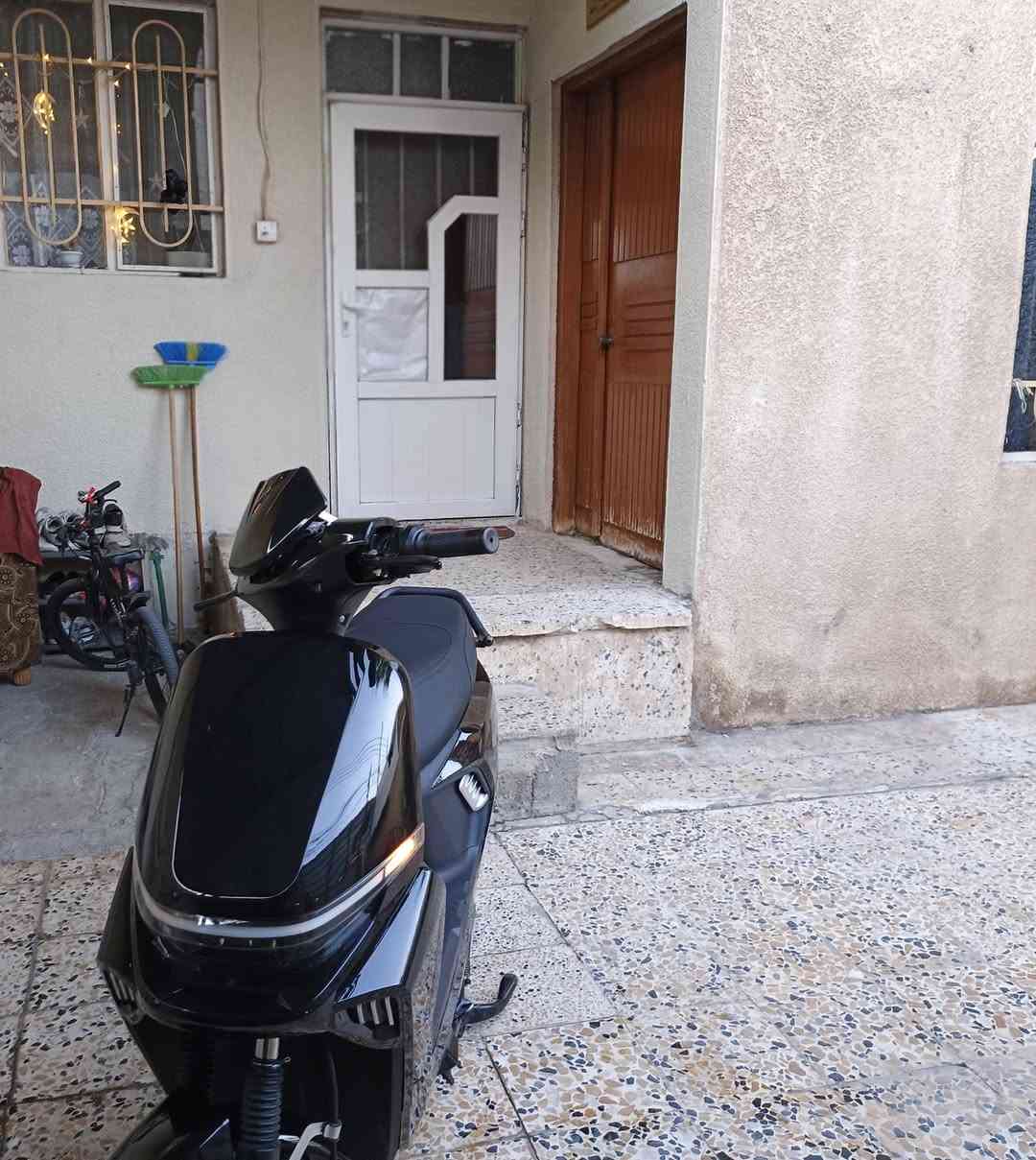 � للبيع ماطور كهربائي نظيف جداً 🔥
✅ المواصفات:

* ⚡ السرعة: 67 كم/ساعة
* 🔋 6 بطاريات
* 🔑 نسختين مفاتيح + بصمتين
* 💡 إنارة LED أمامية وخلفية
* 💺 قعدة مريحة
* ✅ نظيف جداً وجاهز للاستخدام، ما يحتاج أي صرف.

💰 السعر: 700,000 دينار عراقي
🤝 يوجد مجال بسيط بالسعر للجاد فقط.

📲 للتواصل (واتساب فقط):
***********

الرجاء المراسلة على الواتساب فقط، والجاد يتواصل.

🔥 ماطور مرتب، استخدام خفيف، وأداؤه ممتاز، فرصة بسعر مناسب
