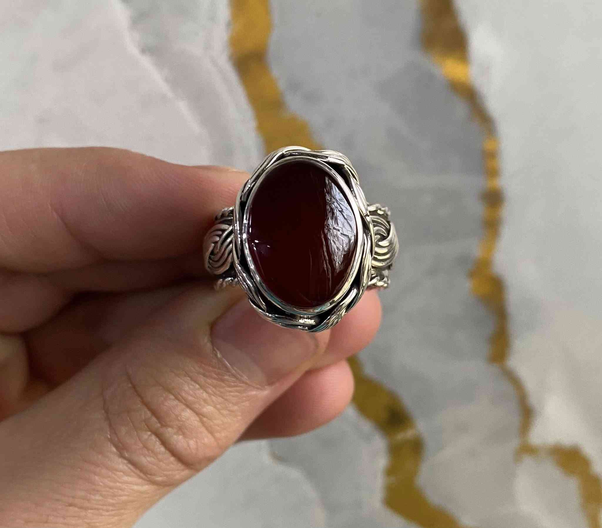 السلام عليكم خاتم عقيق يماني كبدي اصلي شرط الفحص والضمان بصياغة يدويه عراقيه احترافيه الوزن ثقيل كل تفاصيل الخاتم بالفيديو قياس الخاتم (26-27) لا يوجد توصيل مكاني بغداد للبنوك ***********
