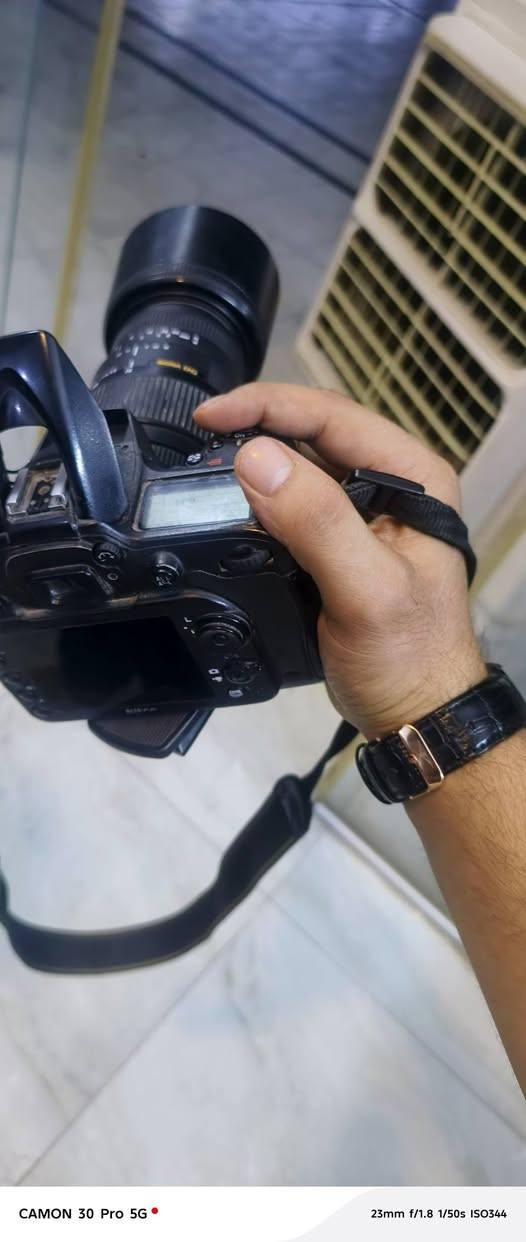 ​📸 إعلان بيع كاميرا احترافية Nikon + عدسة Sigma للتقريب
للبيع كاميرا Nikon (DSLR) غنية عن التعريف، بحالة ممتازة ومناسبة جداً للمصورين المحترفين وهواة التصوير الفوتوغرافي.

​تفاصيل العدة التقنية:

​جسم الكاميرا: كاميرا Nikon DSLR معروفة بدقة الألوان وسرعة الأداء في التقاط الصور.

​العدسة الأساسية: عدسة Sigma DG (العدسة الكبيرة) - عدسة احترافية ذات مدى زوم واسع (28-300mm كما هو موضح على هيكل العدسة)، وهي ممتازة لتصوير التفاصيل البعيدة (التقريب) وتصوير الطبيعة بوضوح عالٍ. 

​العدسة الإضافية: عدسة إضافية (العدسة الصغيرة) بمدى (18-55mm تقريباً)، وهي العدسة "الجوكر" التي تستخدم للتصوير اليومي، المناسبات، والبورتريه بفضل فتحة العدسة المرنة.

​مميزات إضافية:

​جودة التصوير: توفر العدسات دقة عالية في التفاصيل وإمكانية عزل احترافي للخلفية.

​التحكم: الكاميرا تدعم التحكم الكامل في إعدادات ISO وفتحة العدسة والسرعة، مما يمنحك حرية إبداعية كاملة.

​💰 السعر: 550 دولار.

📍 المكان: الأنبار - حصيبة الشرقية.

​للتواصل والاستفسار (اتصال أو واتساب):

📞 ***********
