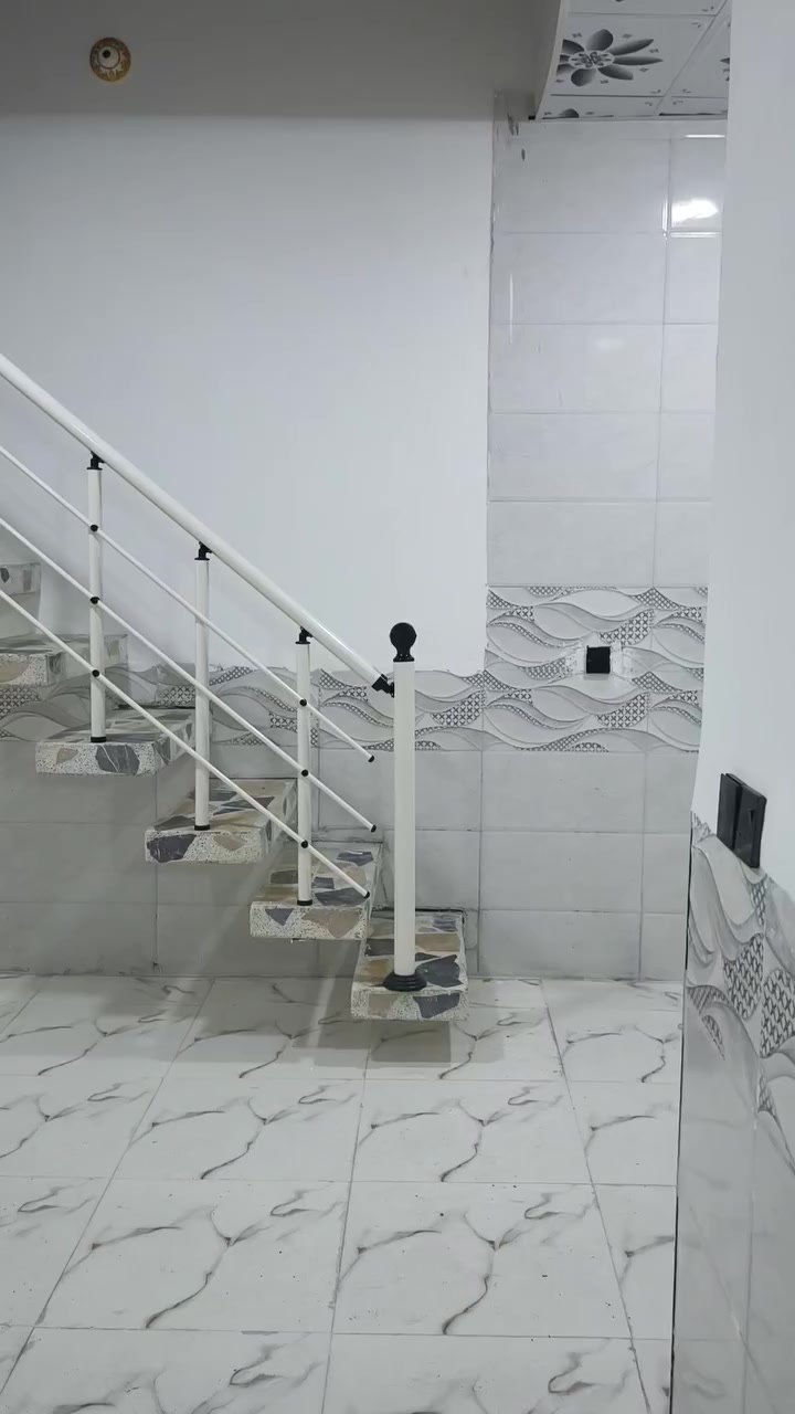 50 متر للبيع بناء بلوك وعكاده تجعيب طابوك سقوف ثانويه ارضيه بورسلين يحتوي على غرفه او صاله وصحيات ومطبخ شارع المطار بشارع علكم بشارع حاتم الخير نهايت المقرنص بل بدايه  ***********
