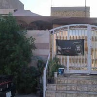 دار للبيع مساحته 200م بناء حديث  الموقع حي الحسين شارع 60 قرب محلات اب...