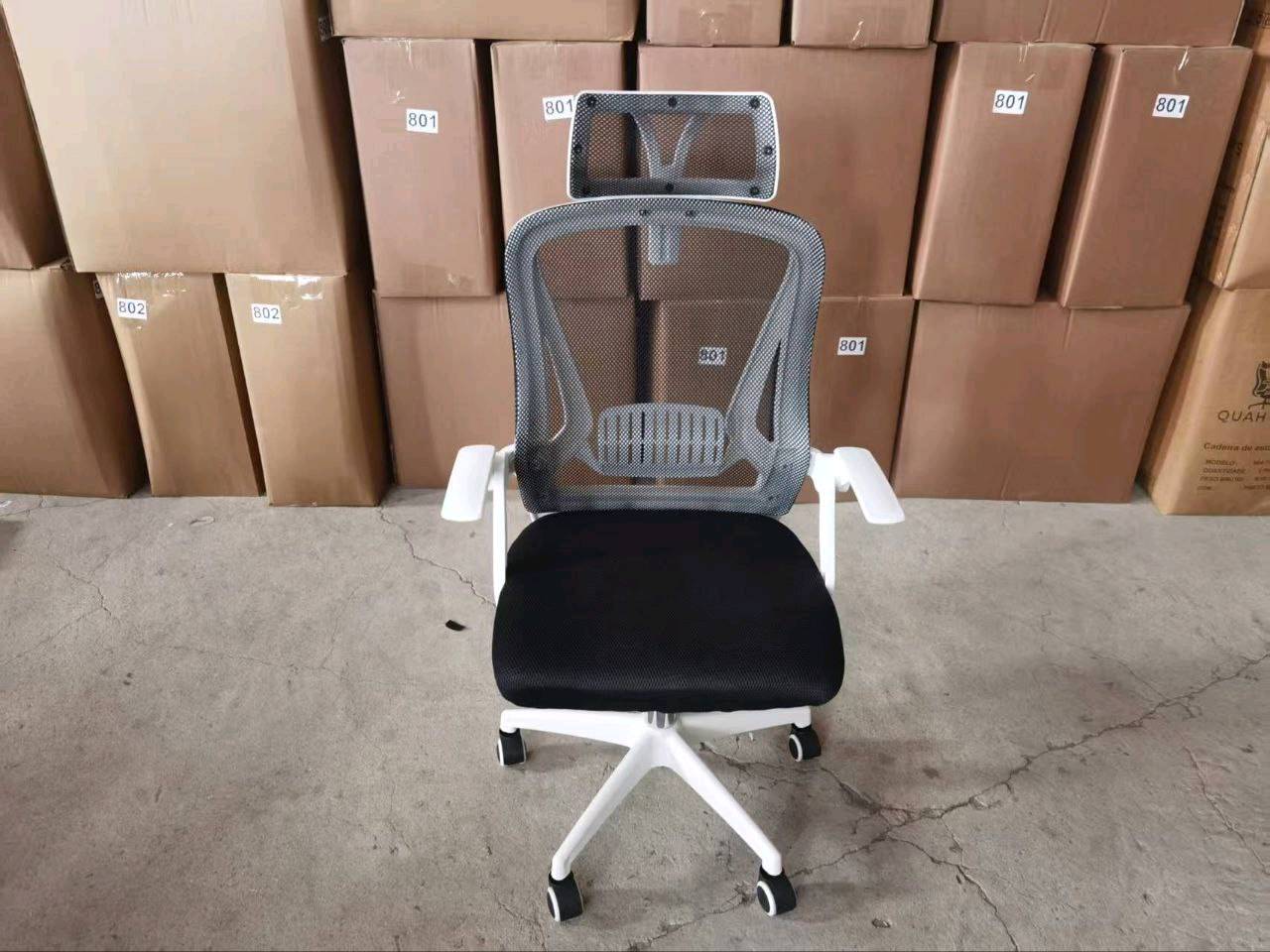 كرسي مكتبي مريح مع تصميم عصري يجمع بين الألوان الأبيض والأسود، مصنوع من خامات متينة. يتميز بظهر شبكي يدعم الجسم ويتيح التهوية، إضافة إلى مسند رأس قابل للتعديل لتوفير راحة إضافية أثناء العمل.
