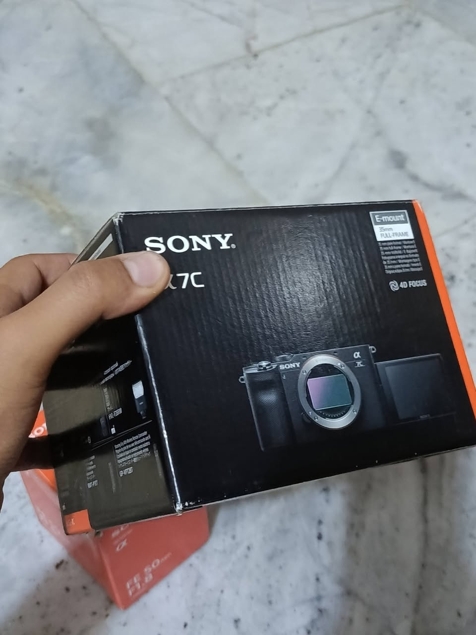 للبيع: بكج تصوير كامل ومستعد للعمل فوراً (Sony a7C + العدسة والسيت اب بالكامل) 📸🔥
لعشاق صناعة المحتوى، الفلوغات، والتصوير الاحترافي! متوفر الآن كاميرا Sony a7C (النسخة الفضية/السيلفر المميزة) بحالة ممتازة وجاهزة للاستخدام المباشر مع كامل ملحقاتها الأساسية
جسم الكاميرا (Body): Sony a7C Full-Frame (تجمع بين الأداء الخارق والحجم المدمج المثالي للسفر وصناع المحتوى) مع الكرتون الأصلي

العدسة (Lens): عدسة البورتريه والعزل الشهيرة Sony FE 50mm F1.8 لصور حادة وعزل خلفية سينمائي، مع كرتونها الأصلي بالكامل

إضافة احترافية مجانية: قفص حماية احترافي SmallRig Cage مخصص للكاميرا لحمايتها وتسهيل تركيب المايكروفونات والإضاءة ومعدات الفلوق والـ Rig الاحترافي

​✨ حالة المعدات:
المعدات نظيفة جداً، الشغل والاستخدام نظيف، والكراتين الرسمية متوفرة بالكامل لكافة القطع.

للتواصل والاستفسار عن السعر النهائي
***********
