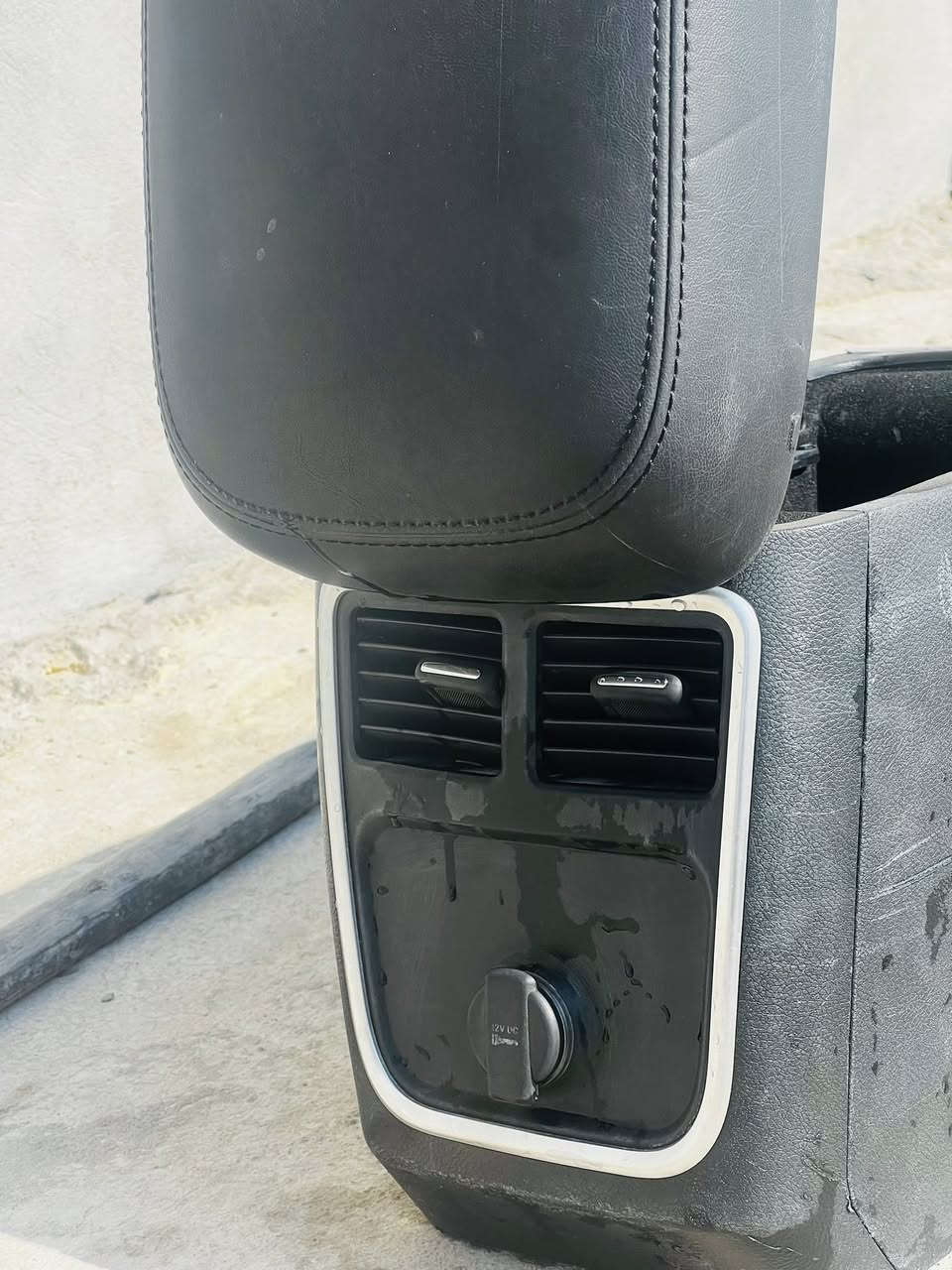 كونسول وسطي أصلي كامل مع  جهاز ويده الكير  بحالة نظيفة جدًا. اوباما 
✔ ديكور خشب  
✔مكان اكواب
✔ مع عصا الكير  
✔ القطعة أصلية ومناسبة
✔ بدون كسر أو عطل
القطعة جاهزة للتركيب مباشرة.
💰 السعر ٢٥٠ الف ***********
.
