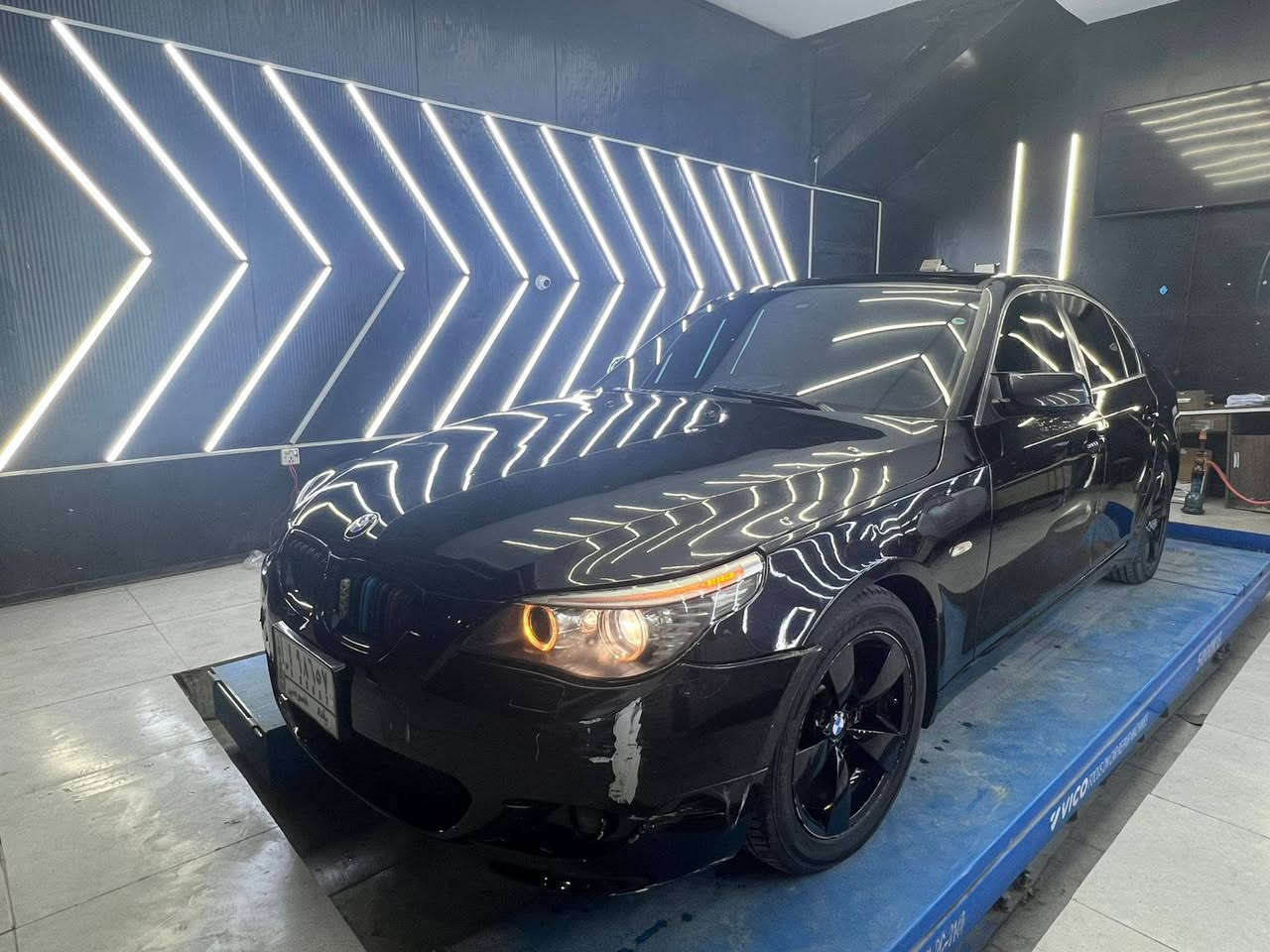 السلام عليكم
‏-BMW ميماتي 
موديل -2009 -520 
شاديلها محرك حاويه 3000 مال -530 
السعر -117 ورقه 
فول مواصفات 
فتحه سلايت 
داخل جلد مشمشي 
السياره مصبوغه عام للجماليه 
بدون اي تبديل 
للاستفسار 

***********
