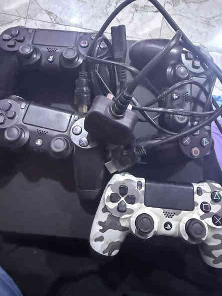 بلي ستشين 4ويا 4 يدادت ويا قرص فيفا اصداره قديم يعني تكدر تهكره مكان بصره لاتصال ***********
