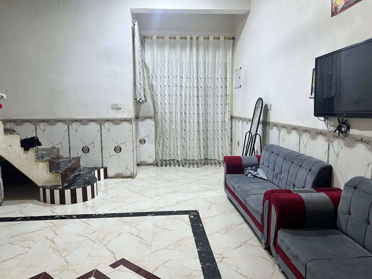 السلام عليكم بيت للبيع المساحة 220  المكان حاوي العباس الموقع اول شارع قريب  الشط بناء حديث صب كونكريت الارضي رباط 60 × 40 يحتوي على غرفتين مساحه الغرفه الواحدة 5 × 4  
ومساحة الصالحة 7ونص × 5ونص 
ومساحة المطبخ 4 × 3
ومساحة الديوانية 11 × 4 
***********
