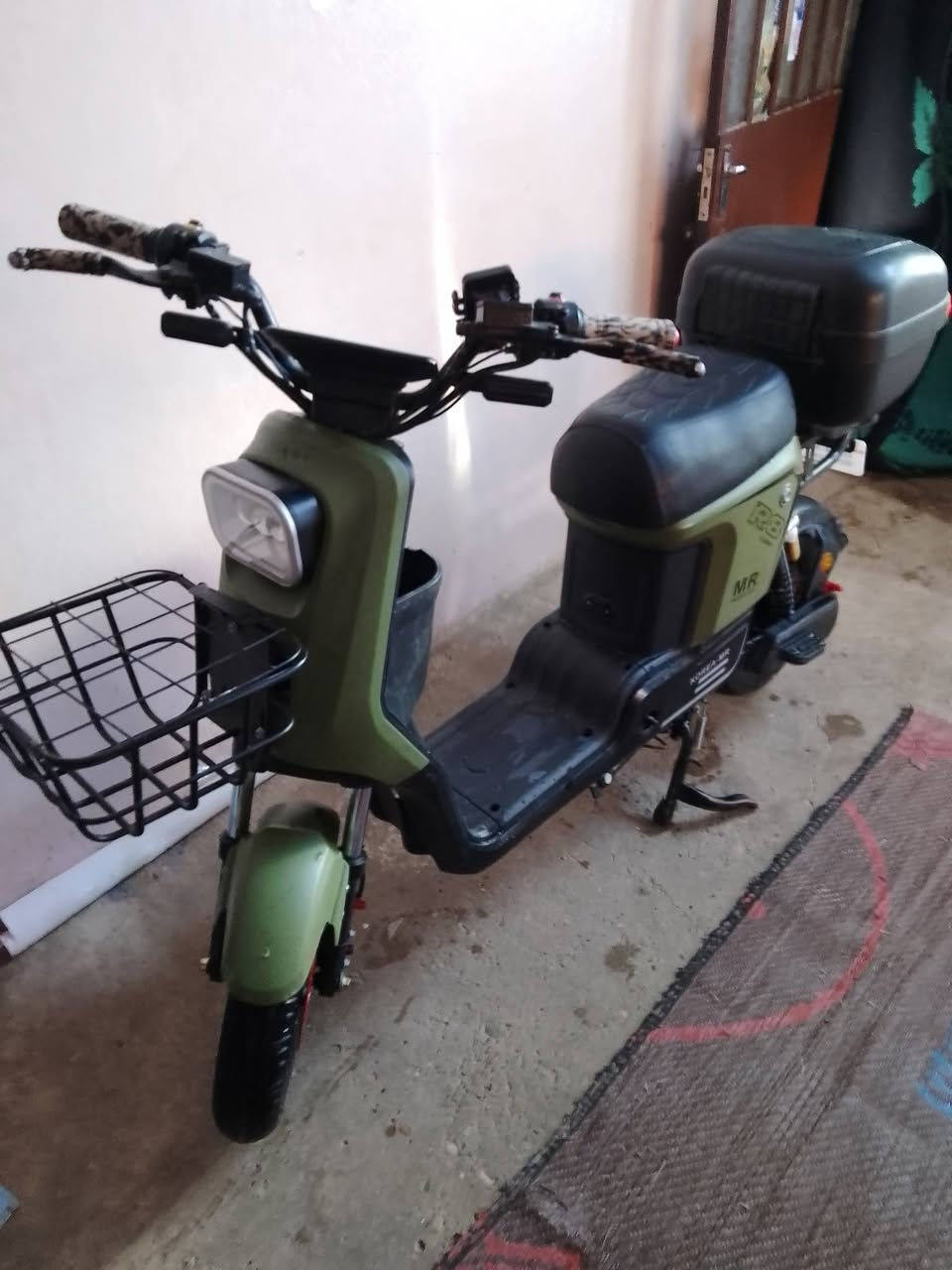 السلام عليكم 
دراجة ار 8 
5 بطاريات كبار 
دراجه نضيفه 
السعر وبقيه مواصفات خاص
