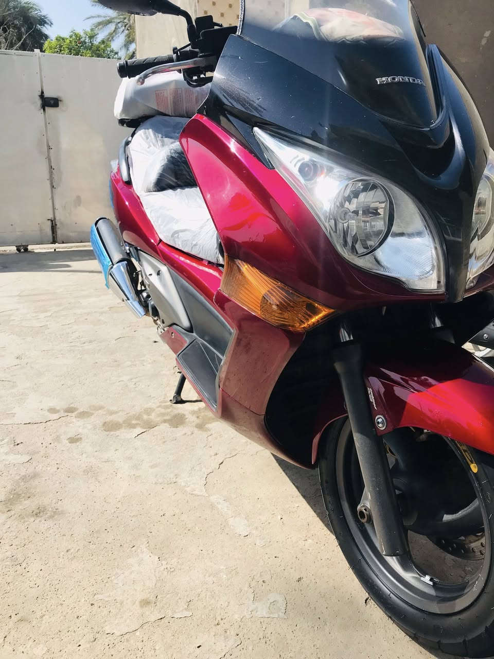 سلام عليكم دراجة سلفر ونج جيتي 400فول مواصفات كفالة عامة شلعة ومعدل خير من الله مكينة مكفولة ترايك وين مايعجبك 
جنطة بلادية مثلثه 
عدة بلاديه
سكيورتي اوفر تدفة جداحه فجوج ذهبية ستان حساس تخم تاير جديد بانزين كلة محسن دهن كله موتل مكاني بغداد   متواجد واتساب او تصل ***********
