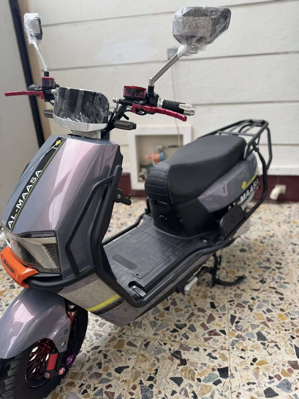 السلام عليكم ماطور شحن نوع ماسه مدرع بل كامل موديل 25  بطاريات 6 شرط تفحصه يلا تاخده لون مميز  نضام بك يرجع الى خلف دبل اشاره لايت زنون عالي ناصي كله شغال سعره 500 بي مجال عنوان رمادي تاميم ***********
