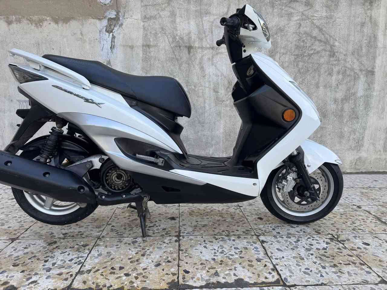 للبيع دراجه سكنس لد مال رمبه كفرات اصليه بلاديه مختمه ختم واحد ماشيه 11الف حقيقي كفراته اصليه محرك بلادي برغي مملعوب بيه كهربائيات كلها شغاله وراقها كامله أوي نقص مابيها السعر مليون ٧٠٠العنوان بغداد الكراده الاتصال على ***********
