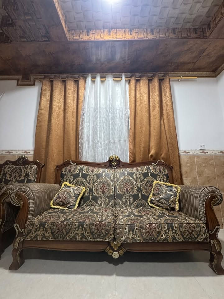 السلام عليكم 
قنفات للبيع عشر مقاعد متانة درجة اولى خشب زان 
السعر ٤٢٥ وبيهن مجال بسيط 
***********
