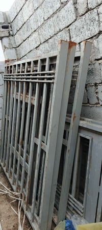 ثلاث شبابيك قياس 2*2 وثلاث ابواب قياس عرض متر وارتفاع 2.50  شكل واحد ك...