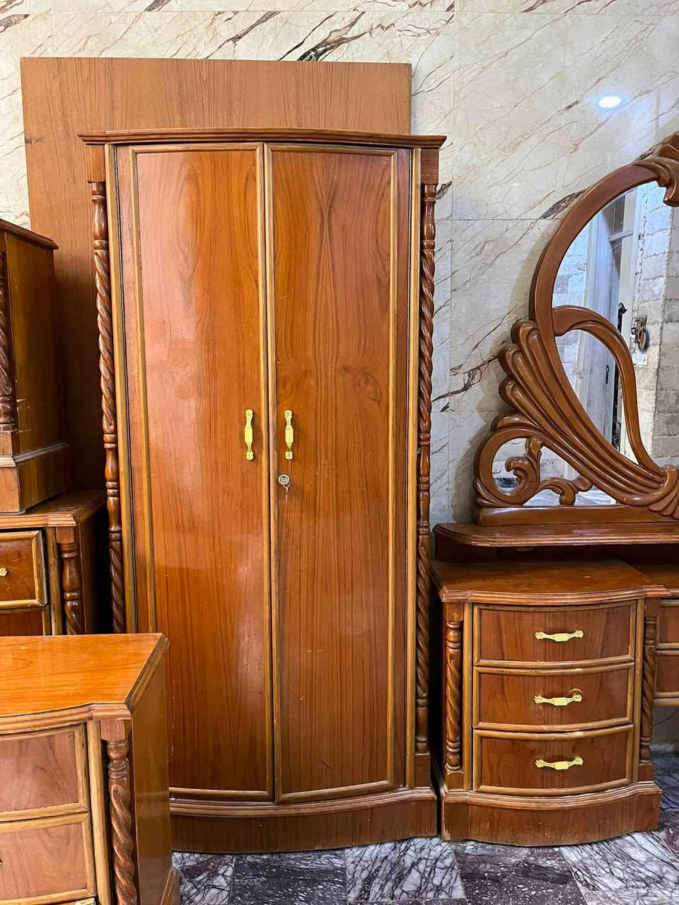 السلام عليكم
غرفة صاج شغل درجة اولى نظيفة كلش 
٧ قطع السعر ٧٥٠ وبيها مجال
واتساب ***********
