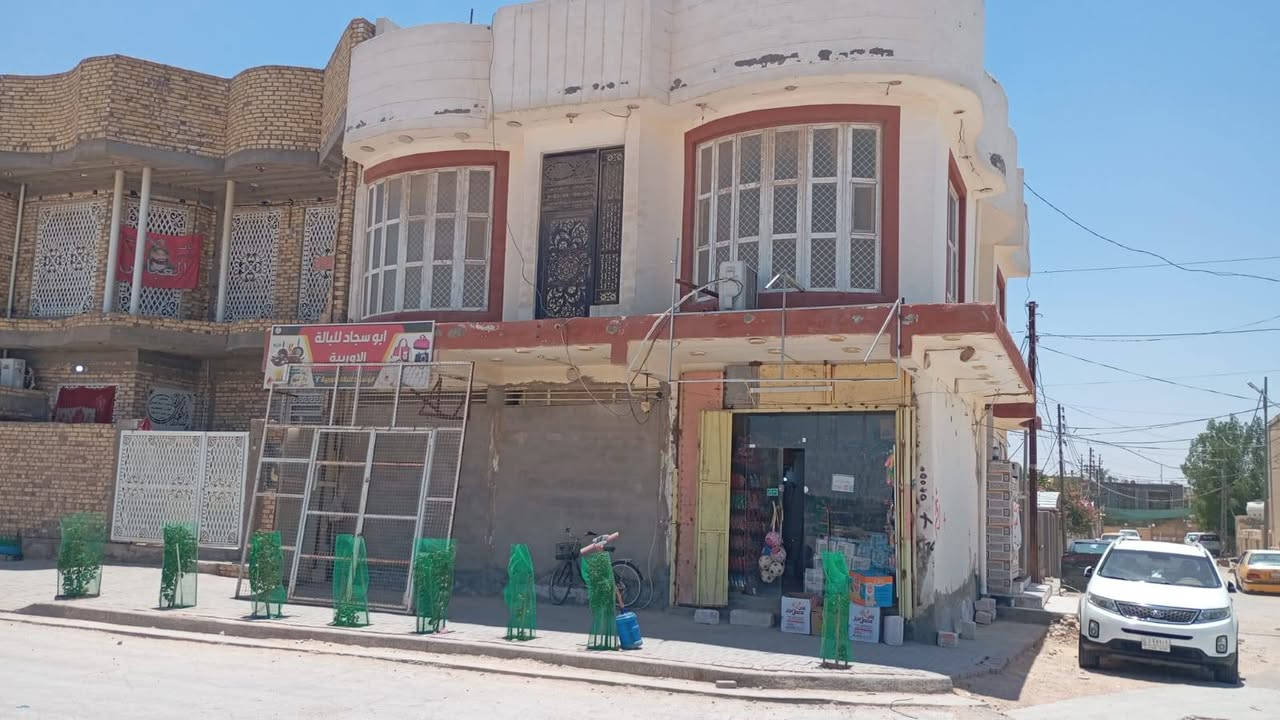 السلام عليكم
دار للبيع شارع السفير خلف جامع الرحمن ركن على شارعين تبليط ومقرنص مع محل 

مساحه 120 كونكريت 

الطابق الاول غرفتين نوم استقبال مطبخ صاله صحيات داخليه وخارجيه 

الطابق الثاني 3 غرف نوم صاله 2 وصحيات 

للاستفسار الاتصال على الرقم ***********
غير متواجد على الفيس

