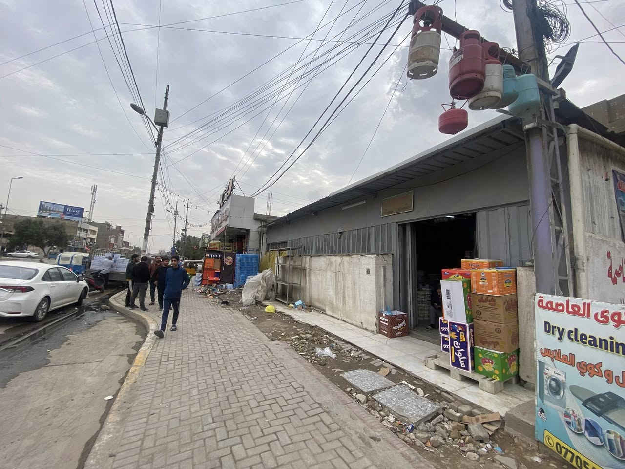 سلام عليكم  عقار تجاري مميز جدا للبيع منتصف شارع ٦٠  / اسم معروف وركن على ثلاث شوارع
مساحة ٣٤٨
واقع حال ٤٤٠ تقريبا
للاستفسار أكثر / ***********
صاحب العقار
