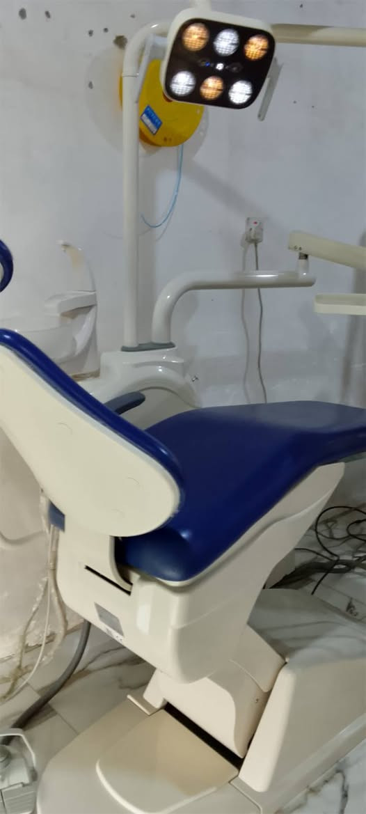 🦷 إعلان للبيع –   🦷
يتوفر لدينا كرسي أسنان نوع سانتيم بحالة ممتازة جداً، نظيف وجاهز للعمل مباشرة، وتمت المحافظة عليه بعناية ليكون خياراً مثالياً للأطباء والعيادات.
✅ ليت LED بإضاءة صفراء وبيضاء. ✅  (المغسلة) بحالة ممتازة. ✅ حركة سلسة وثبات عالي. ✅ هيكل قوي ومتين يتحمل العمل اليومي. ✅ دوشمه نظيف ومريح للمريض. ✅ تصميم عملي وأنيق للعيادات الحديثة.
هذا الكرسي يمتاز بالمتانة والقوة وجودة التصنيع، وهو فرصة ممتازة لمن يبحث عن كرسي عملي بسعر مناسب مكتب الهادي دنت لصيانة وتجهيز كراسي وأجهزة الأسنان.
📞 للاستفسار والمعاينة يرجى التواصل. ***********💰 السعر مناسب للجادين.
 مكتب الهادي دنت خبرة وثقة في خدمة أطباء الأسنان.
يمكنني أيضاً �
