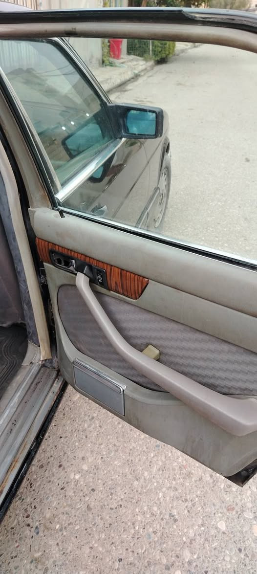 السلام عليكم مارسيدس للبيع موديل1989رقم بغداد دولي باسمي هزه جديده محرك وكير بلادي كهربائيات كلها شغال قواعد سليمه مكانها بالموصل السعر 55وبيها مجال قليل الاتصال ***********
