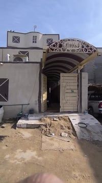 ٢٠٠ متر. في الرشديه يبعد عن الشارع العام ٢٠٠متر. الواجهه ٧وربع ونزال ٢...