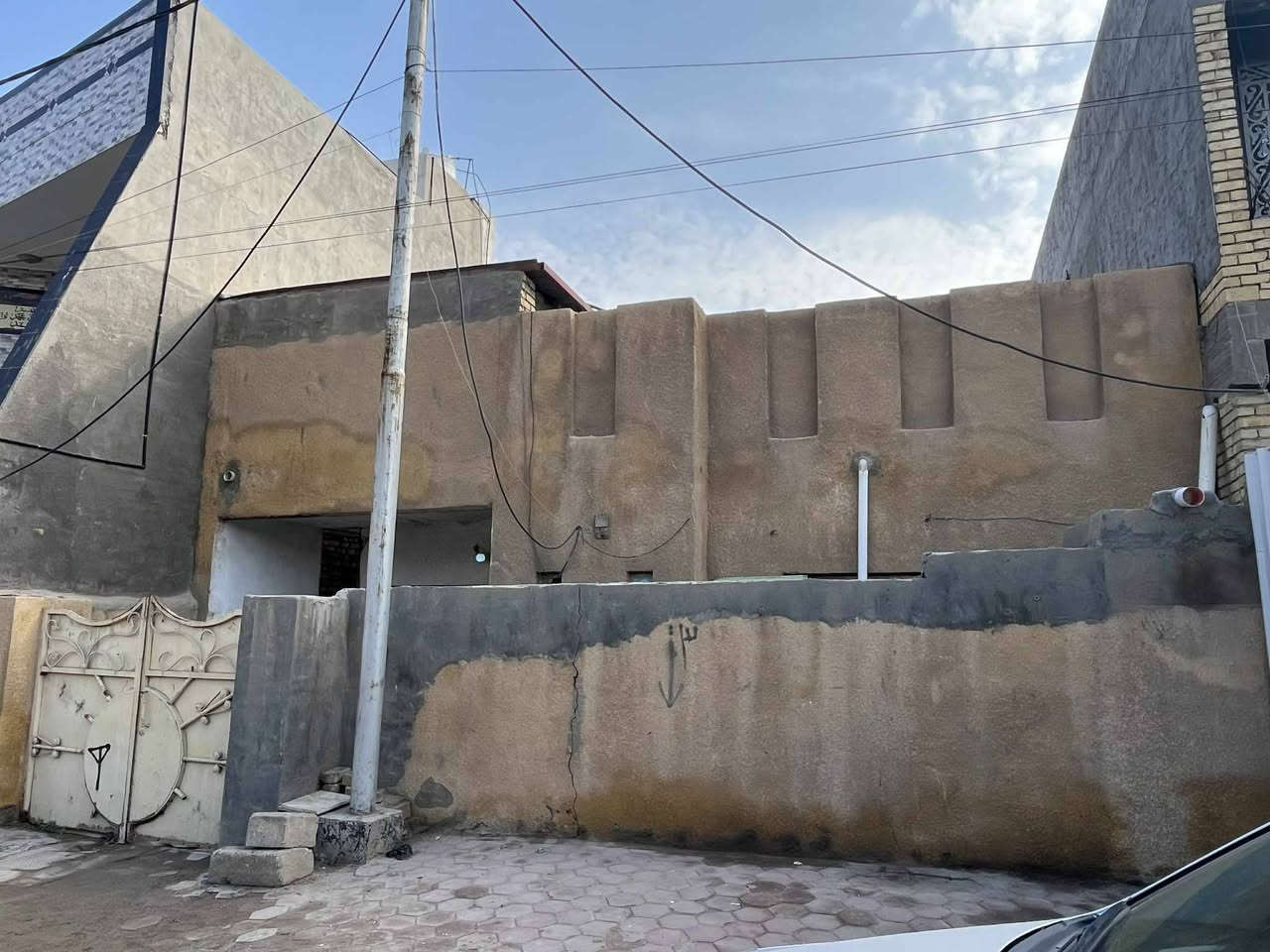 دار للبيع او الإيجار مساحة ١٥٠ بناء قديم العزة الجديدة شارع ٣٠ مجاور متوسطة محمد ابن الحنفية للتواصل الرقم ***********
