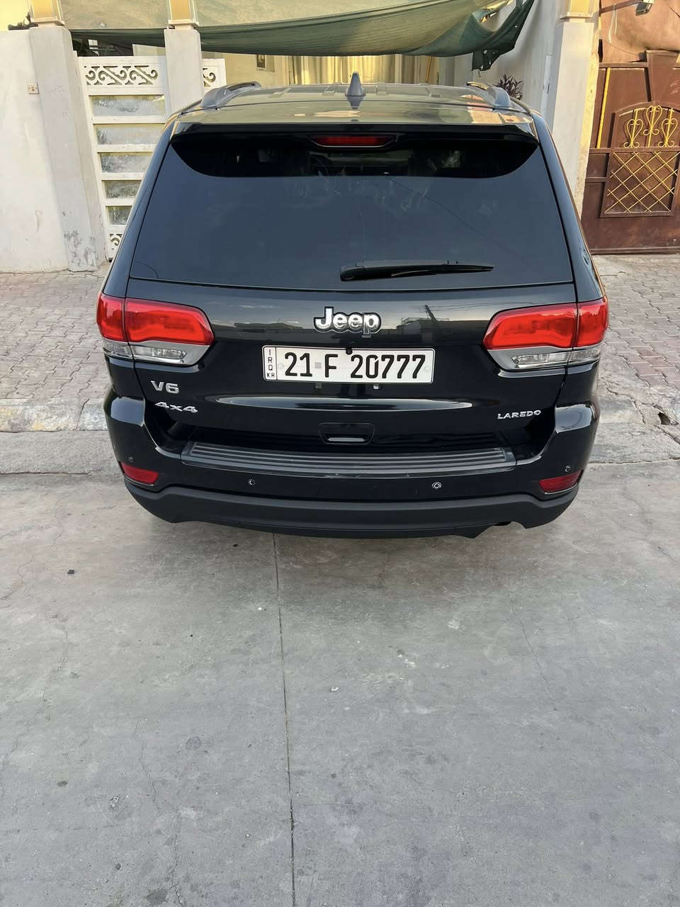 السلام عليكم سياره جيب لاريدو  موديل 2016 رقم سليمانيه سنويه لحد 29 شرط التحويل دفتر بانزين مواصفات الاريدو معروفه تشغيل عن بعد حساسات خلفيه شفتات سترين انضمه بانزين الايكو والاسبورت وباقي المواصفات….ضرر.    جامرلغ الامامي جهت السكن ربع صبغ فقط وباب السكن من جوه اشويه صبغ بدون ايرباك وبدون دواخل مكان السياره كركوك …. رقم الهاتف ***********  سعر السياره 210 وبيها مجال قليل
