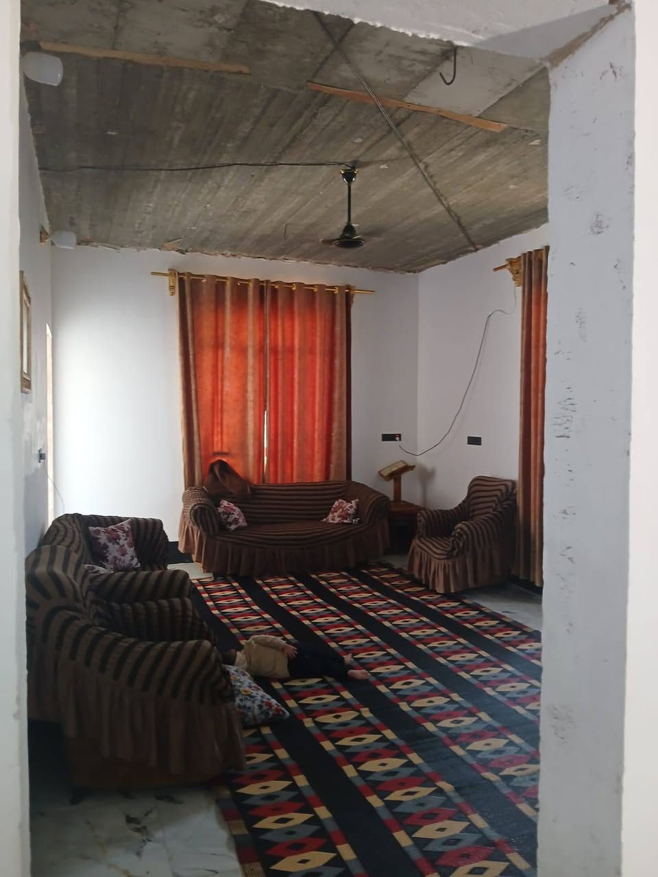 السلام عليكم 
بيت للبيع سامراء الطيوب 
كامل خدمات مبني جديد مساحة 
 البناء 240 متر المساحه الكليه 500 متر 
يحتوي على غرف نوم عدد 2 (5×4٫5)
صاله وسطيه (5×9)
مطبخ (3٫5×5)
استقبال (7×5٫5)
السعر 50 مليون وبيه مجال للطيبين 😊
للتواصل ***********
