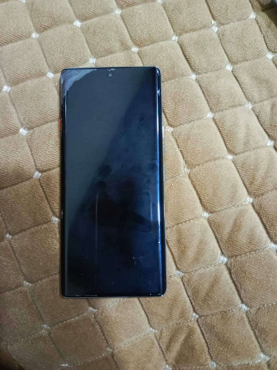 للبيع  تكنو كامون 40برو فايف جي ذاكره 256 رام 12 +12 =24  جهاز فول نضافه مستعمل شي قليل بوبجي 90فريم فول سلاسل بطاريه 5200 مللي أمبير قطاره بل شحن شاشه مصطحه جهاز غراض كامله شاشه 144هرتز جهاز جديد السعر 280 الف رقم***********
