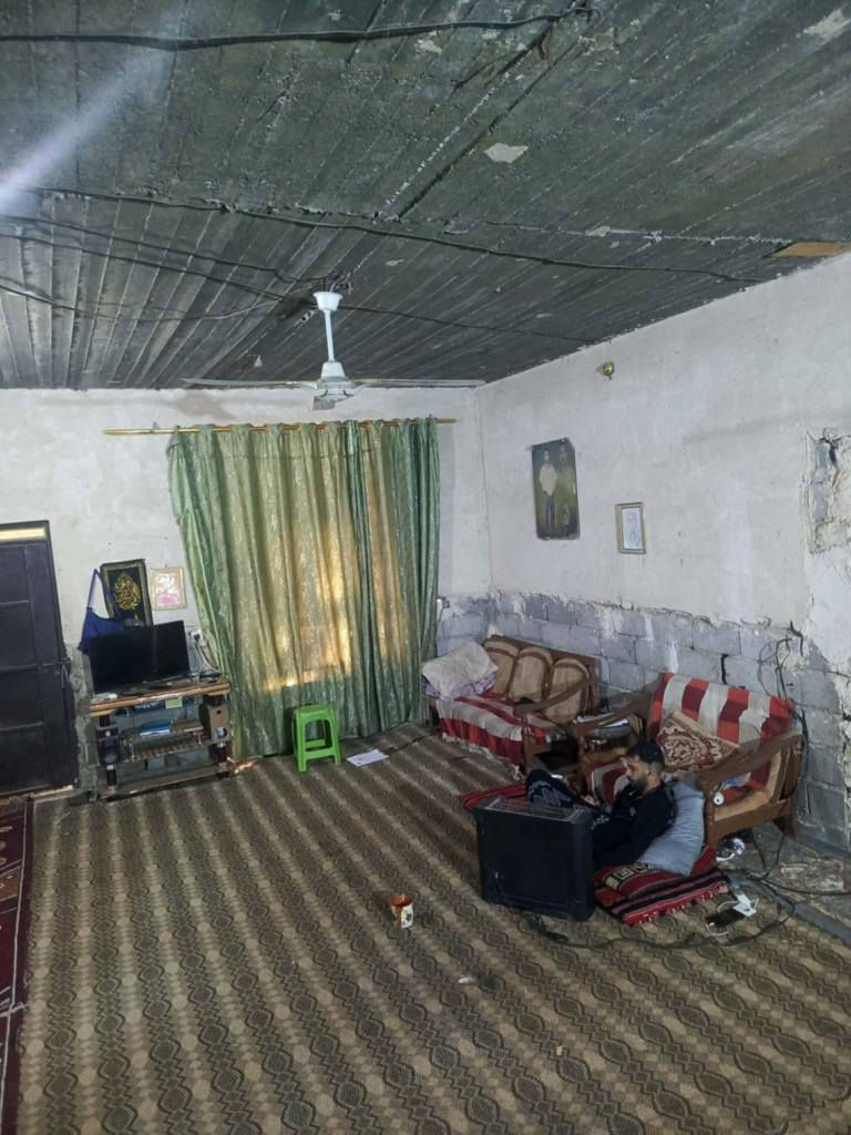 السلام عليكم ورحمة الله وبركاتة
بيت للبيع في حي ذويب الثالث اول فرع تبليط للباب‏
مساحة البيت 250م
يحتوي على غرفتين 4×5 وصالة 8×4 ومضيف7×4 ومطبخ4×4
البيت بي نقص بسيط كلش
 بناء البيت حديث 
بعض من صور البيت
للاستفسار اكثر ‏‪***********‬‏
***********
