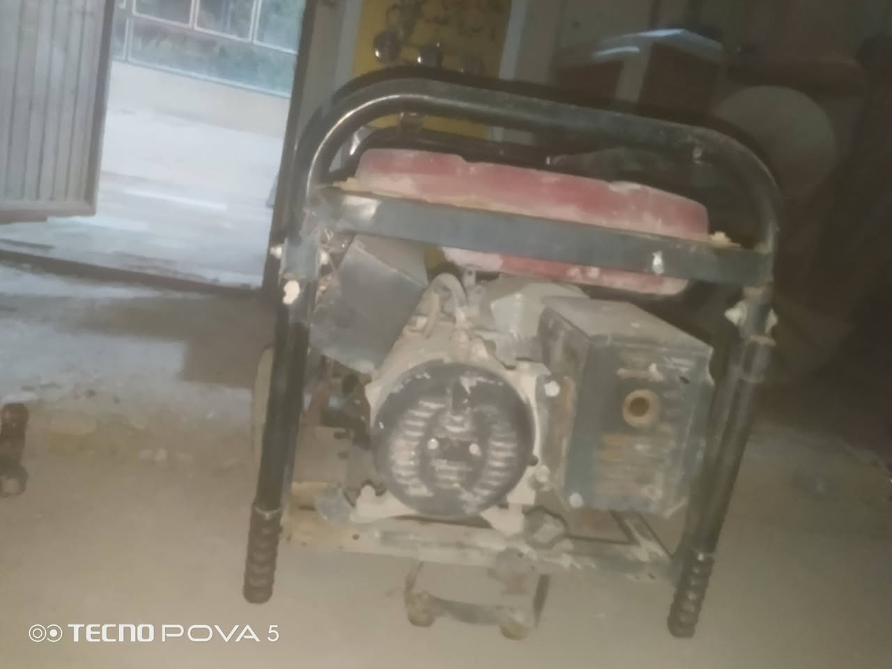 السلام عليكم 
 للبيع مولد 5كيفي بانزين المكان بغداد رقم التليفون ***********
