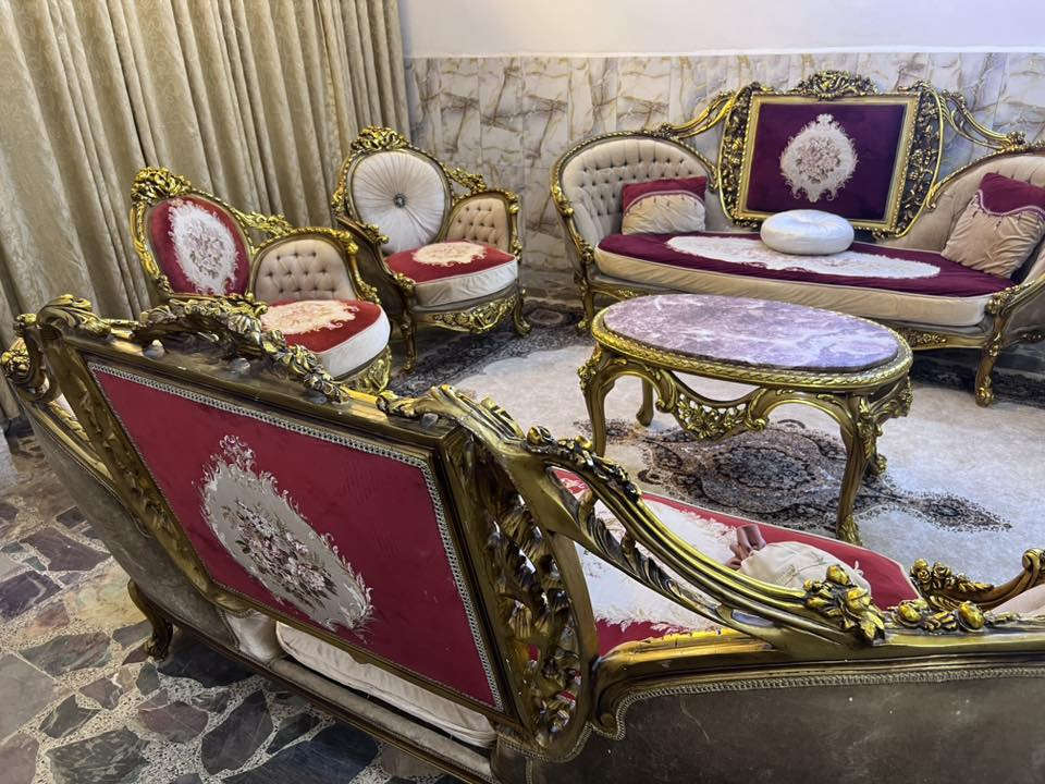 تخم مصري خشب زان نظيف جداً عشر مقاعد مع وسطية مرمر مكانه المنصور السعر مليون و٤٠٠  ***********
