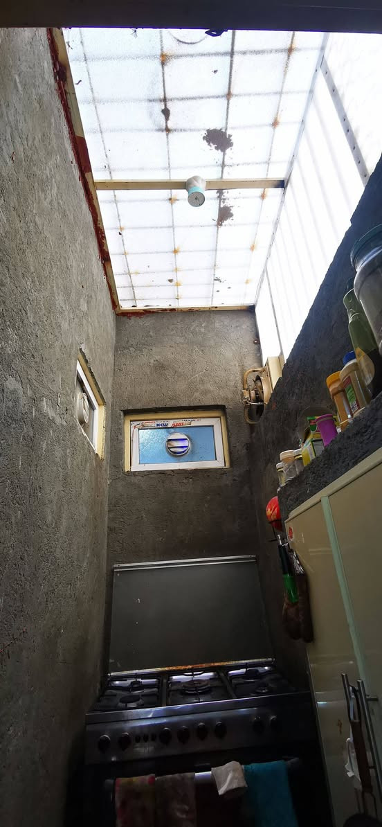 السلام عليكم 
دارين مساحه الاول 180 ركن شارع والثاني 170 متر خلفه مباشرتا عقد محكمه 25  كل دار يحتوي على استقبال وصاله وغرفه ومطبخ وصحيات داخليه وخارجية مع كراج وحديقه العنوان المعملجي خلف جامعة الصفوه يبعد عن الحولي الجديد 20 متر تقريبا  ويبعد عن شارع الروضتين 250 متر منطقه جيده
السعر الكلي للدارين 600 مليون وبيهن مجال قليل بيع او مراوس بدونم او نص دونم بيه بيتين قريب داخل كربلاء للاستفسار 

***********/***********
