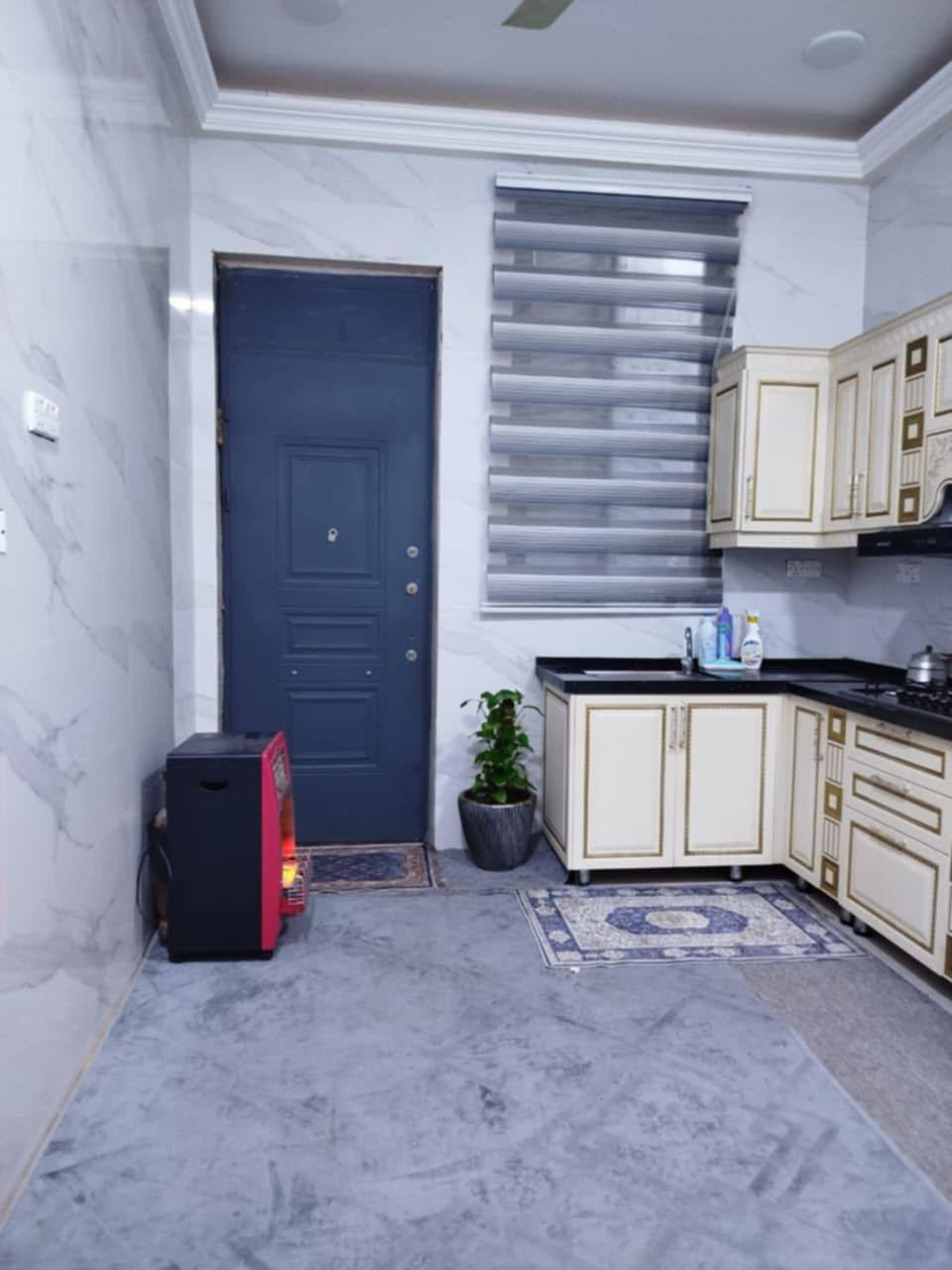 #السلام عليكم
#بيت للبيع في حي الصحه مساحه 140متر. موقع مميز جدا خلف مدينة مارينا المائيه.. بسعر جيد 💸🔥
#الموقع خلف مدينه مارينا طابو زراعي سند 25..
 #يبعد حوالي 100متر فقط عن شارع الكورنيش..
#عرض الشارع 10متر تبليط..
#الواجهه 7.40متر..
#النزال 19متر..
#البيت طابق واحد فقط 
#يتكون البيت من⬇️
(كراچ .صحيات خارجيه .استقبال . صاله. . مطبخ . كلدور . غرفه نوم كبيره. صحيات داخليه.  منور. بيتونه كبيره)...
#البيت بناء حديث درجه اولى ابواب قاصه وشبابيك المنيوم ثقيل وارضيه مرمر وسقوف جبس بورد..
#البيت بالواقع احلى من الصور 
#سعر البيت جدا جيد مقارنه بموقعه 
للاستفسار اكثر الاتصال على الرقم ⬇️ 
***********
